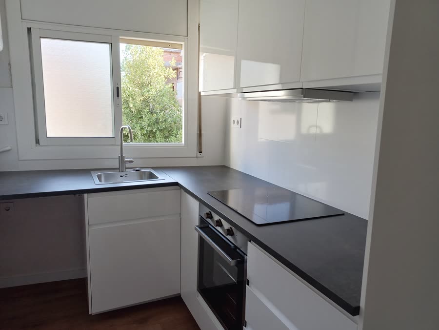 Foto original de la cocina hecha con móvil: fregadero y ventana