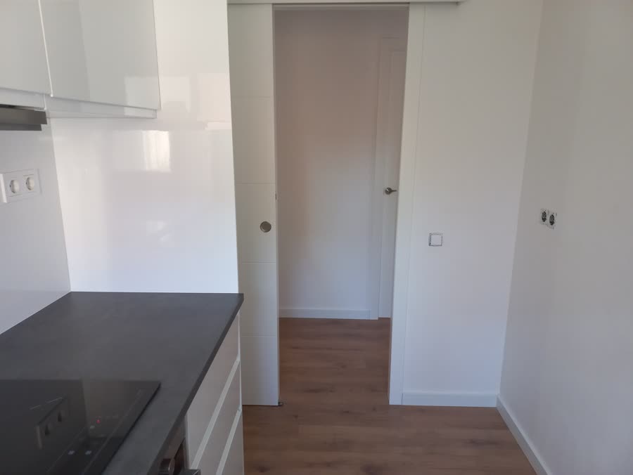 Foto original de la cocina hecha con móvil: vista hacia el pasillo